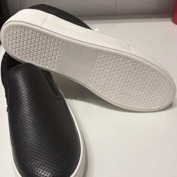 ✨ Sleek Black Slip-On Sneakers ✨ - Picture 2 of 3